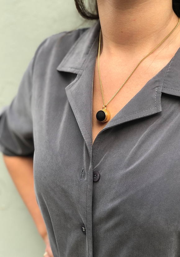 מיני-כפתור-שחור-על-קאתי-2